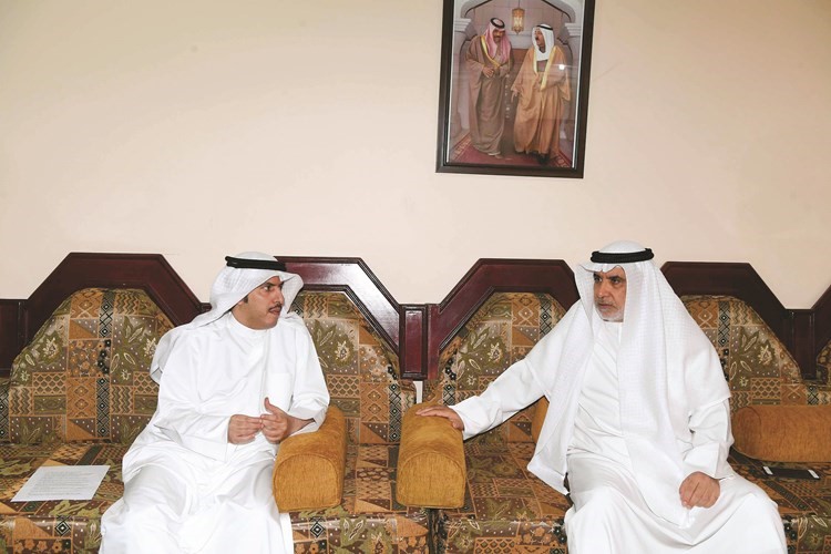 العميد الركن متقاعد صالح الصالح متحدثا الى الزميل عبدالهادي العجمي	 (محمد هاشم)﻿