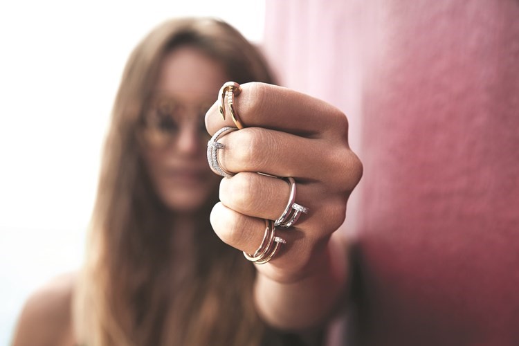 سوار Juste Un Clou من «كارتييه» يعانق المعصم بأناقة لافتة