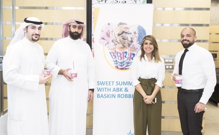 موظفو البنك مع شعار الحملة﻿