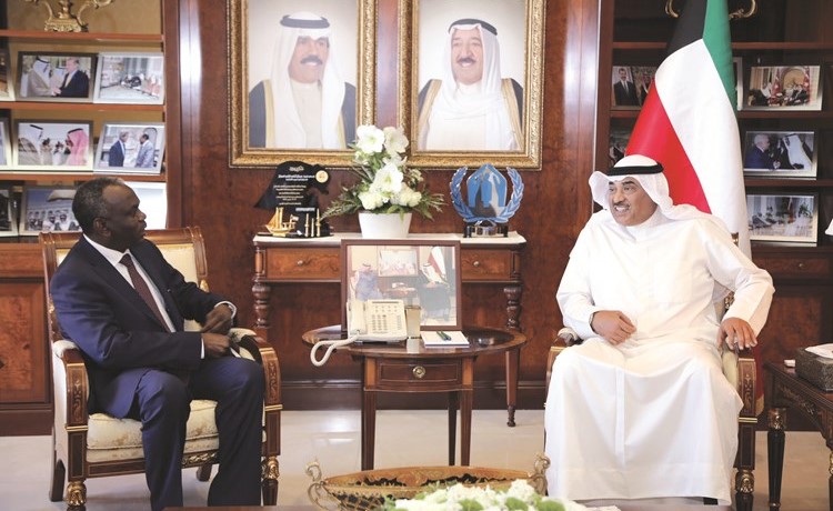 الشيخ صباح الخالد مستقبلا ممثل يونيسف بدول الخليج العربي الطيب آدم﻿