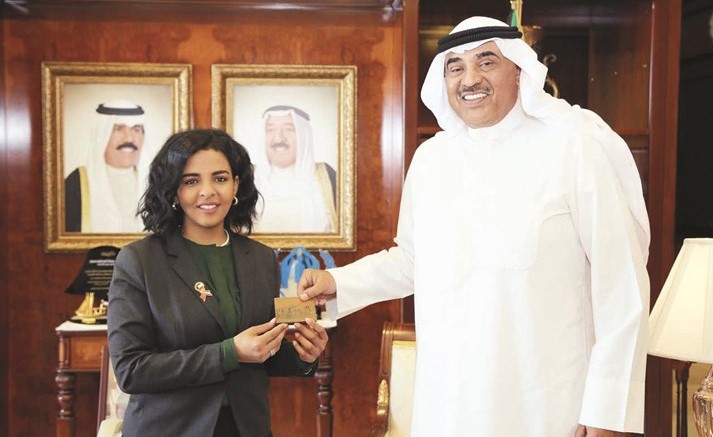 الشيخ صباح الخالد مستقبلا المخرجة السينمائية الكويتية د. ريهام الرغيب ﻿