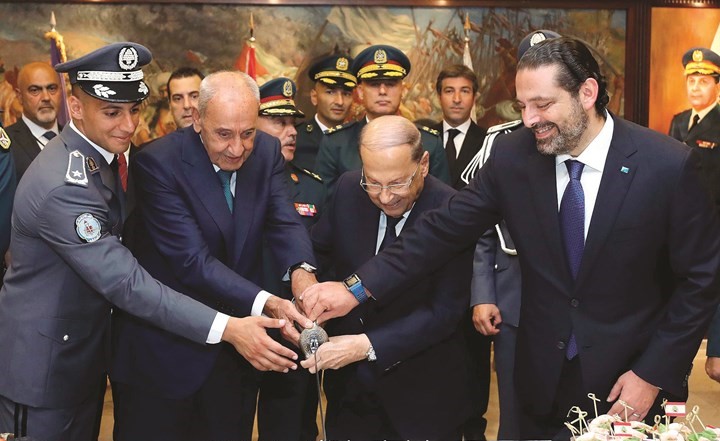 الرئيس العماد ميشال عون ورئيسا مجلس النواب نبيه بري ومجلس الوزراء سعد الحريري وطليع الدورة المتخرجة خلال قطع قالب الحلوى لمناسبة عيد الجيش(محمود الطويل)﻿