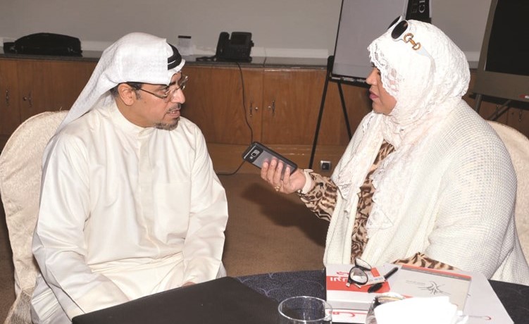  خالد الزيد متحدثا إلى الزميلة هناء السيد (ناصر عبد السيد)﻿