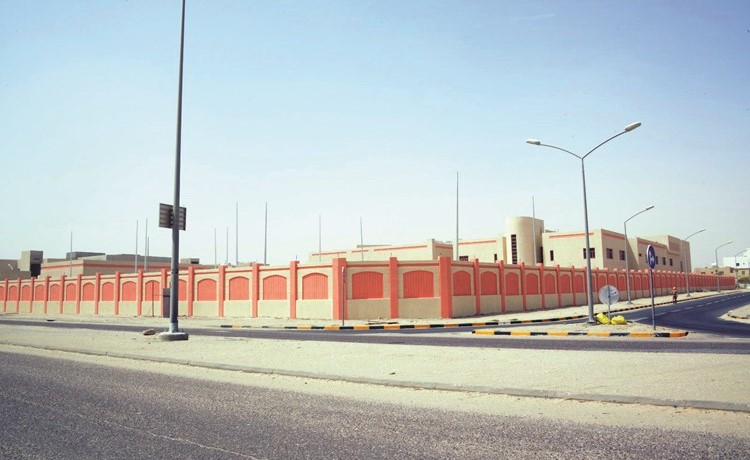 مبنى المدرسة الجديدة في الوفرة القائم ﻿