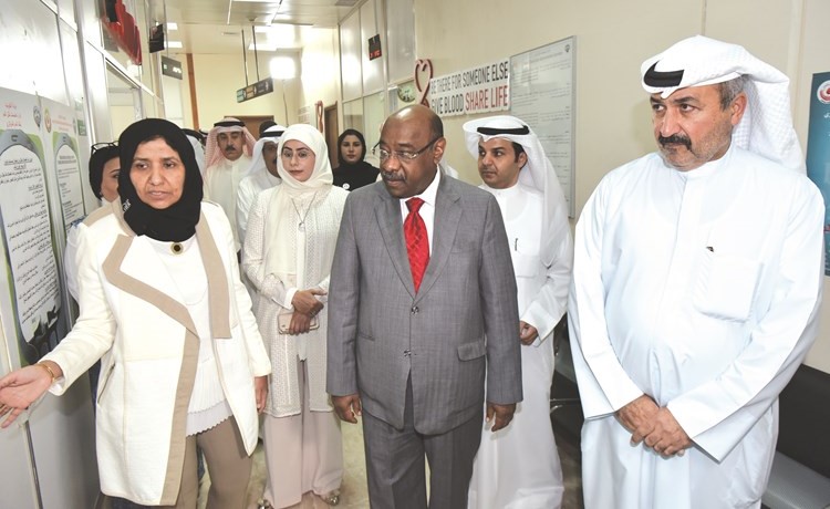 د. محمد الخشتي ود. احمد الشطي يتفقدان سير العمل في متابعة حملة التبرع(محمد هنداوي)﻿