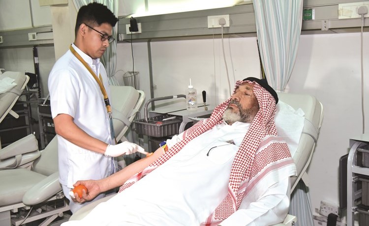 أحد المواطنين خلال تبرعه بالدم﻿