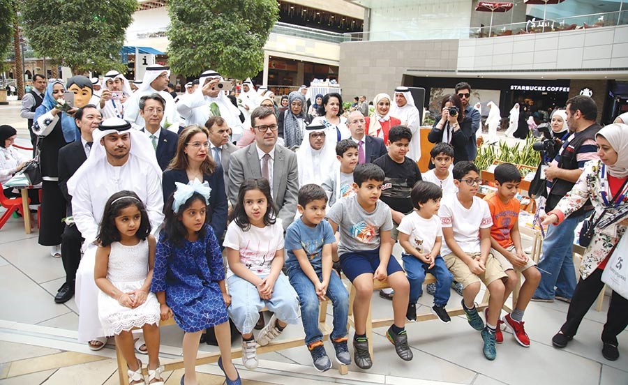 حضور كبير من الأطفال والكبار يتابعون فعاليات مسرح العرائس