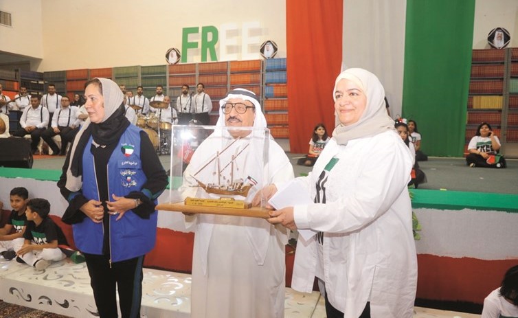 الشيخة أنيسة الحمود الصباح تكرم شادي الخليج بحضور عنود الظفيري﻿
