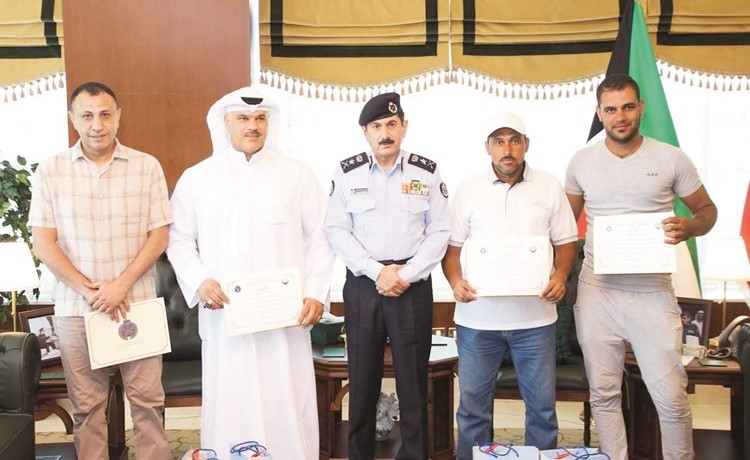 الفريق المكراد يتوسط المكرمين عبدالحسين الخليفي وفوزي الجزيلي وهادي الخليفي ومحمد عبدالحليم﻿