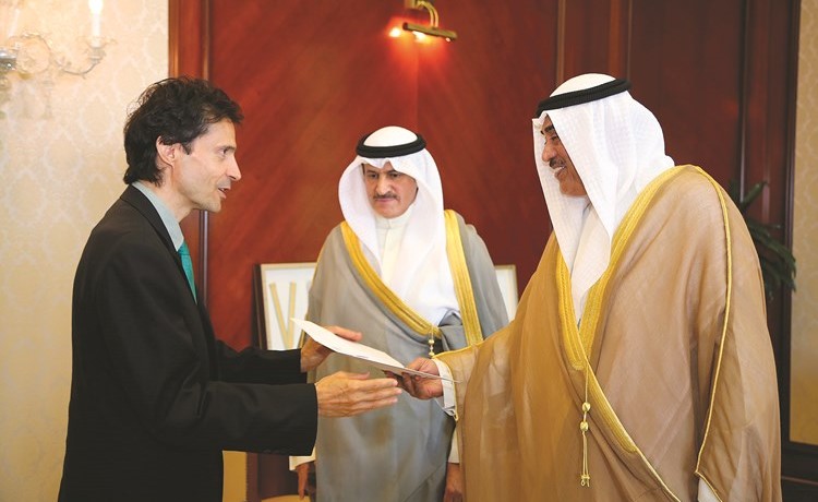 الشيخ صباح الخالد يتسلم نسخة من أوراق اعتماد ألفارو رودريغيث ألفاريث السفير الاسباني الجديد	﻿