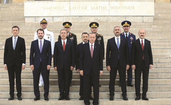 الرئيس التركي رجب طيب اردوغان ومجلس الشورى العسكري امام النصب التذكاري لكمال اتاتورك (رويترز)﻿