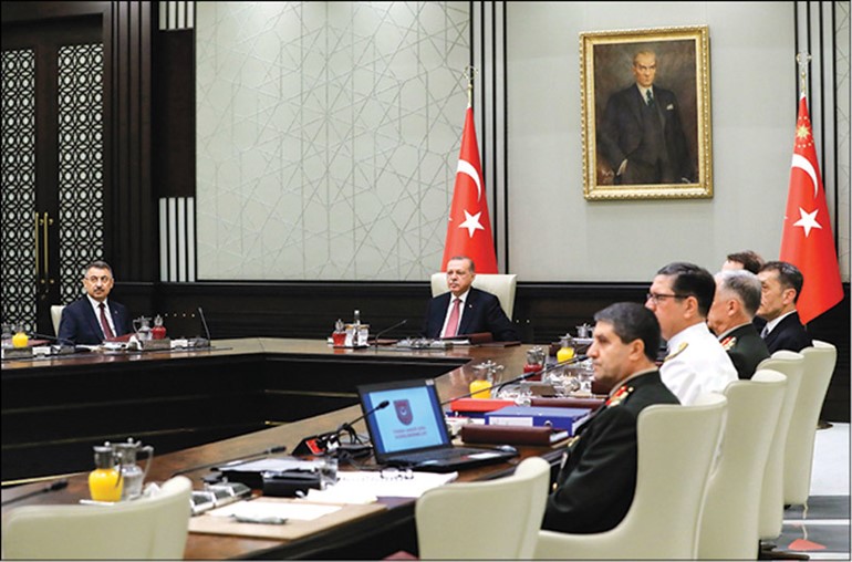 الرئيس رجب طيب اردوغان مترئسا اجتماع مجلس الشورى العسكري في أنقرة أمس    (أ.ف.پ)