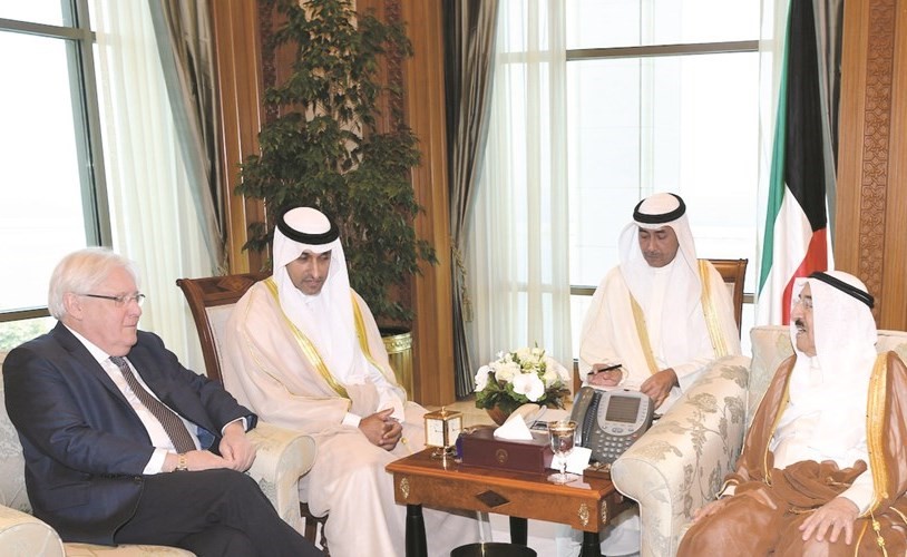 صاحب السمو الأمير الشيخ صباح الأحمد خلال اللقاء مع مبعوث الأمم المتحدة إلى اليمن مارتن غريفيث﻿