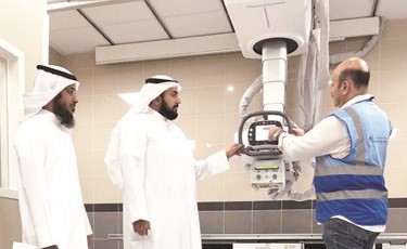 الشيخ د.باسل الصباح ود.عبدالرحمن المطيري يتفقدان تجهيزات أحد المشاريع ﻿
