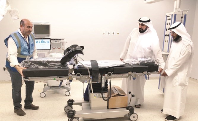..ويطلع على أحد الأجهزة الطبية الحديثة﻿