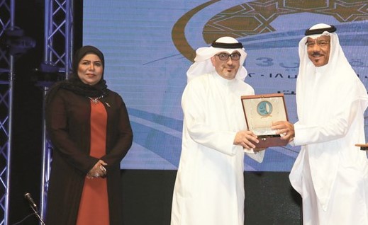 بالفيديو.. «القلالي» البحرينية ذكّرت جمهور «عبدالحسين عبدالرضا» بفنوننا الأصيلة