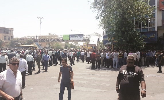 صورة وزعتها وكالة فارس الايرانية لمتظاهرين في محافظة شيراز أمس ﻿