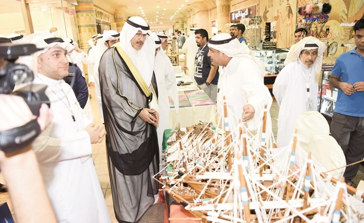 الشيخ فواز الخالد خلال جولة في أجنحة المعرض	(أحمد علي)﻿