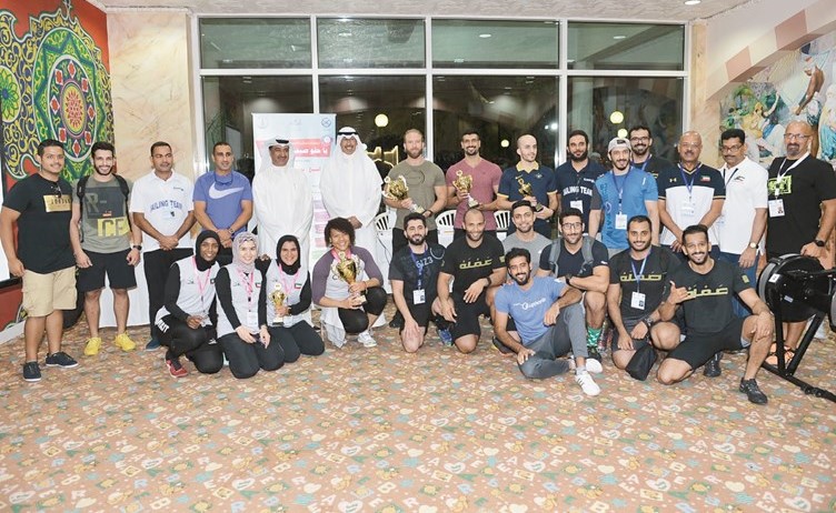 الشيخ فواز الخالد مع اللاعبين المشاركين في بطولة الأرجوميتر بعد توزيع الكؤوس على الفائزين﻿