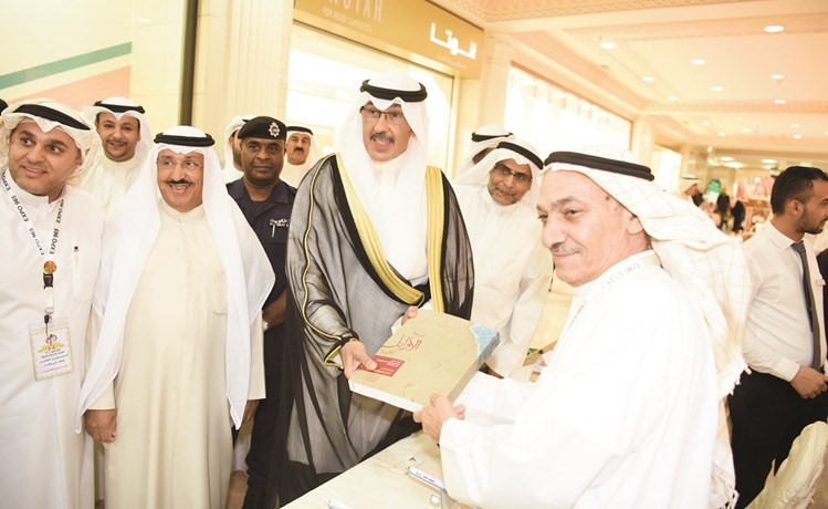 عادل السعدون يهدي نسخة من كتابه الأوائل للشيخ فواز الخالد﻿