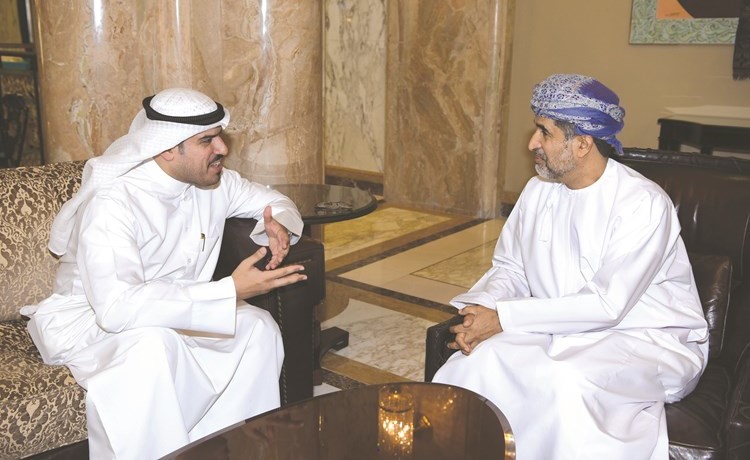 مدير إقليم شرق المتوسط لمنظمة الصحة العالمية د.أحمد المنظري خلال اللقاء مع الزميل عبدالكريم العبدالله 	(ريليش كومار)﻿