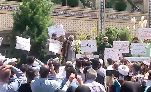 صورة مأخوذة عن ڤيديو وزعته وكالة نسيم لرجل دين يخاطب متظاهرين في مشهد بخراسان 	(أ.ف.پ)