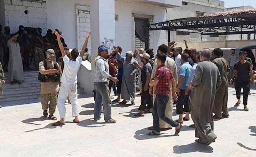 جانب من احتجاجات أهالي مدينة خان شيخون على ممارسات عناصر هيئة تحرير الشام	(انترنت)﻿