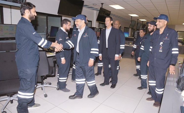 المطيري خلال جولة بالمبنى الجديد ﻿