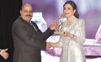 وفاء موصللي لـ «الأنباء»: أنا سعيدة بالتكريم.. و«باب الحارة» لا يزال مصيره غامضاً!