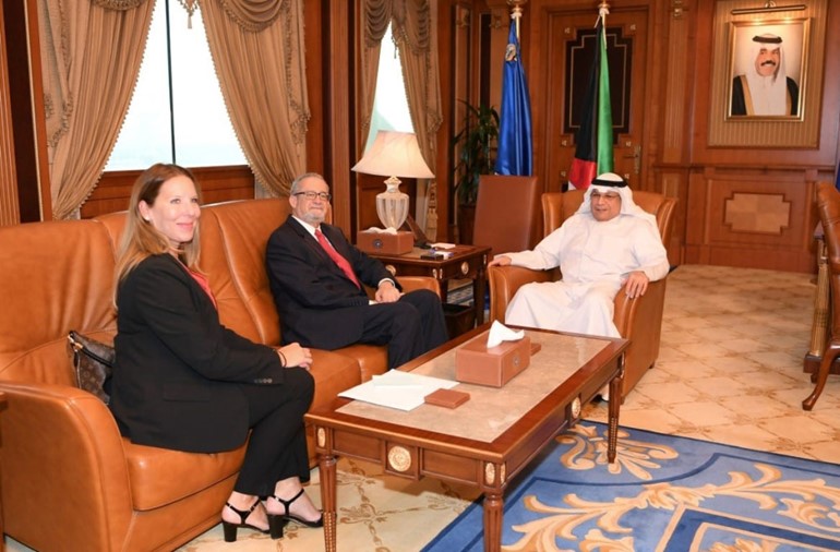 الشيخ خالد الجراح مستقبلا السفير الأميركي