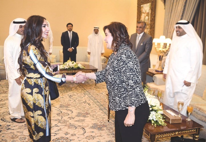 الشيخة سارة الصباح مرحبة بالدكتورة منى محرز﻿