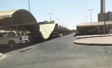 سقوط إحدى المظلات في مواقف بلدية الجهراء ﻿
