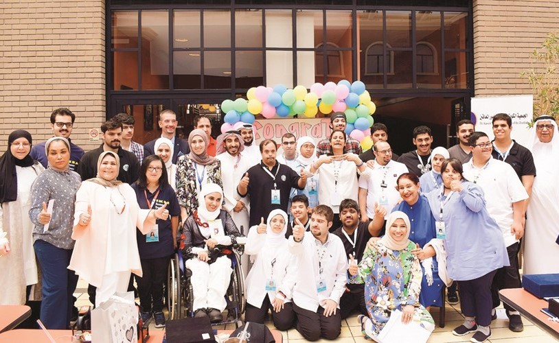 لقطة تذكارية خلال تكريم الشايع للمشاركين في برنامج التدريب الصيفي﻿
