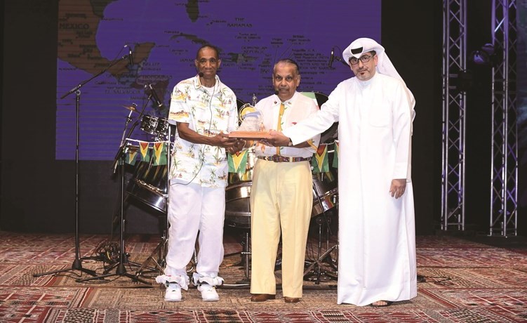 مدير المهرجان محمد بن رضا وسفير جمهورية غايانا البروفيسور شمير علي يكرمان مايكل جورج﻿