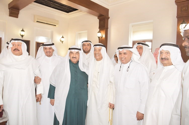 سمو الشيخ ناصر المحمد مع عدد من رواد ديوانية الروضان ﻿