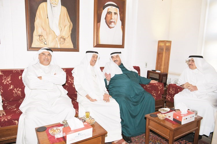 سمو الشيخ ناصر المحمد متحدثا إلى روضان الروضان ﻿
