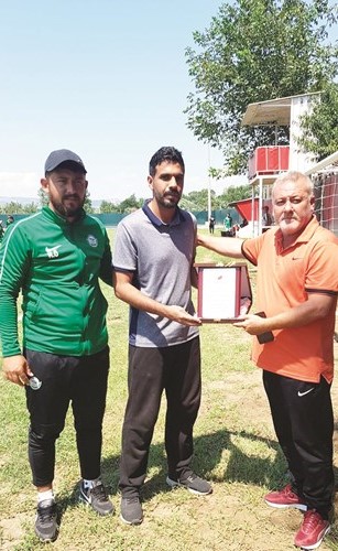 مشاري فيحان يتبادل الدروع مع مدير الفريق التركي﻿