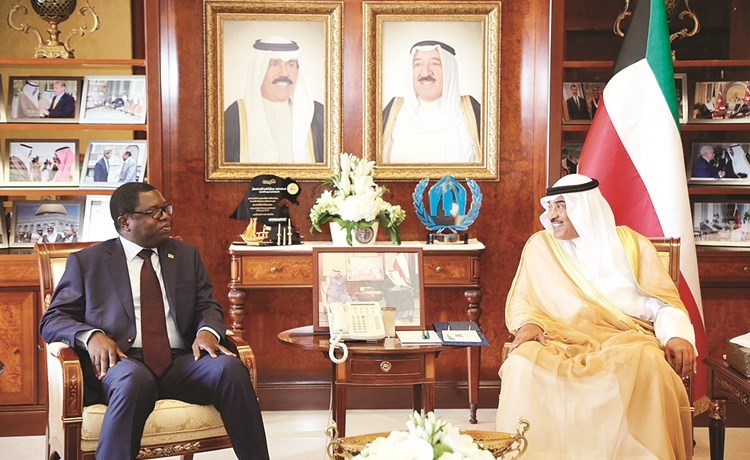 الشيخ صباح الخالد مستقبلا وزير خارجية زامبيا جوزيف مالانجي ﻿