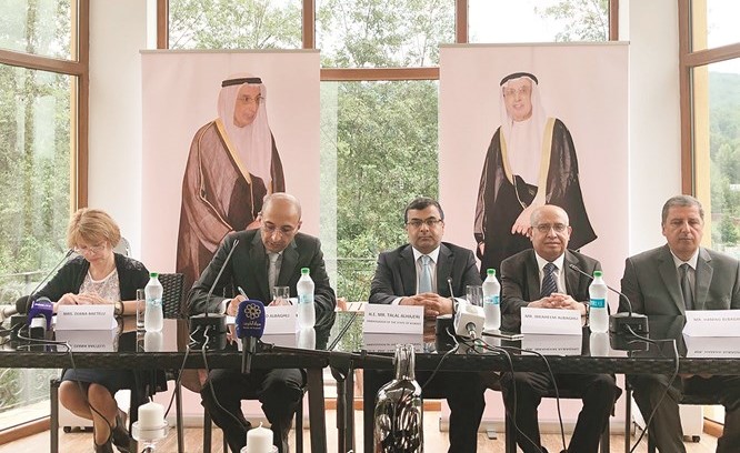 أسرة رجل الأعمال المفقود محمد البغلي وسفيرنا لدى بوخاريست طلال الهاجري أثناء مؤتمر صحافي بشأن آخر تطورات اختفائه ﻿