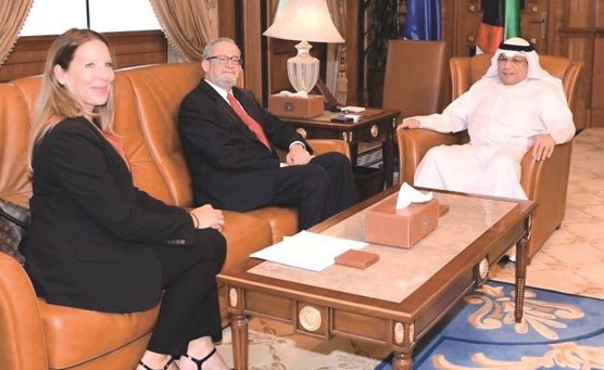 الشيخ خالد الجراح مستقبلا السفير الأميركي ﻿