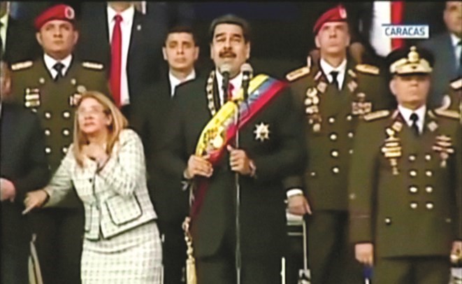 صورة عن التلفزيون للرئيس الفنزويلي نيكولاس مادورو وزوجته سيليا لحظة وقوع الانفجارات         (رويترز) ﻿