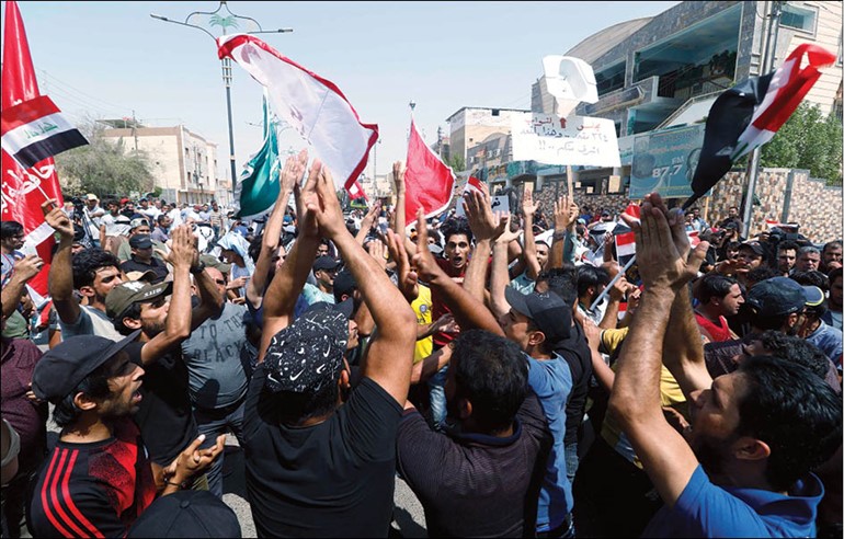 عراقيون غاضبون يهتفون ضد الحكومة في البصرة أمس         	(أ.ف.پ)