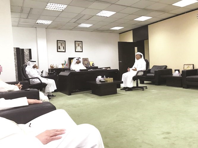 الوكيل الشعيب مستمعا إلى مطالب ذوي الإعاقة ﻿