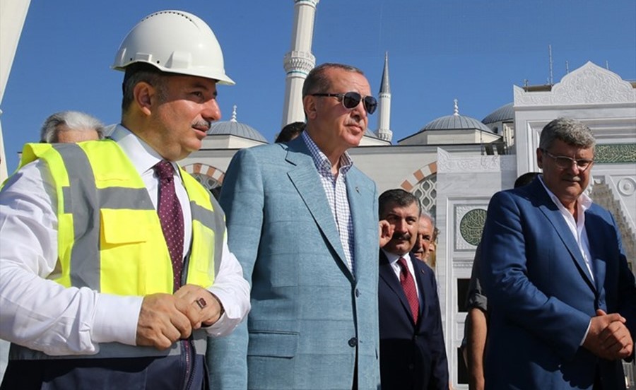 بالفيديو.. سلاح غير معتاد بيد حرس أردوغان خلال تفقده بناء مسجد