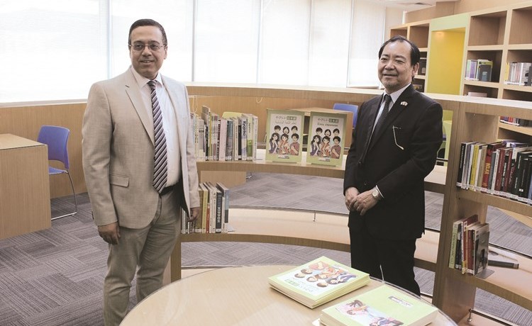 د.محمد سيد والسفير الياباني في مكتبة الجامعة﻿