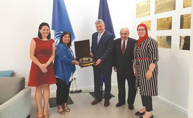  تكريم في مقر منظمة السياحة العالمية بين العنجري والبرتو كابال ويبدو ناجيا وبعض فريق عمل المنظمة﻿