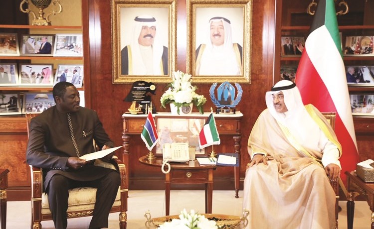 الشيخ صباح الخالد مستقبلا وزير الخارجية والتعاون الدولي والغامبيين في غامبيا مامادو تانغارا﻿