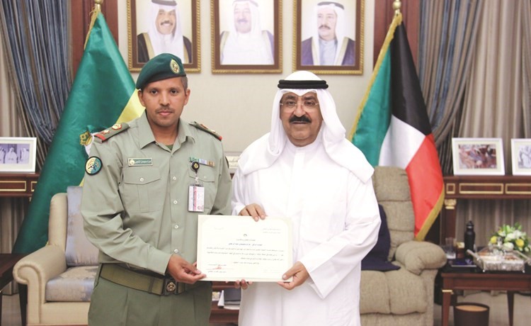 الشيخ مشعل الأحمد مكرما المقدم الركن عزام سليمان عبدالرحمن﻿