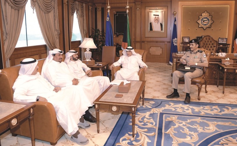 الشيخ خالد الجراح خلال استقباله ناصر الحجيلان وأعضاء مجلس إدارة نقابة العاملين المدنيين في الداخلية ﻿