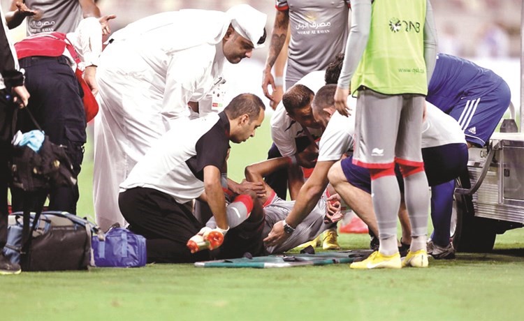 لاعب الدحيل اسماعيل محمد متأثراً بالإصابة